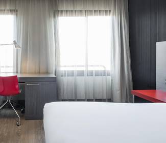 Corporate single room Hotel ILUNION Suites Madrid