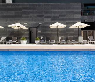 Swimming pool Hotel ILUNION Atrium Madrid