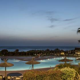 Swimming pool hotel ilunion calas de conil conil de la frontera Swimming pool hotel ilunion calas de conil conil de la frontera