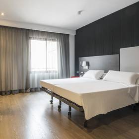 Accesible room ilunion suites madrid Hotel ILUNION Suites Madrid