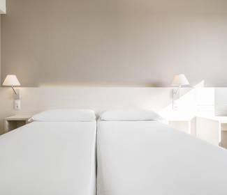 Corporate single room Hotel ILUNION Valencia 3 Corporate single room Hotel ILUNION Valencia 3