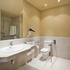 Bathroom Hotel ILUNION Fuengirola Bathroom Hotel ILUNION Fuengirola