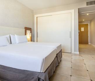 Disabled accessible room hotel ilunion fuengirola Disabled accessible room hotel ilunion fuengirola