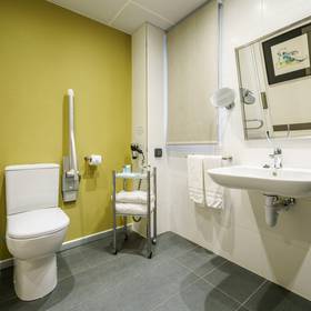Bathroom hotel ilunion bilbao Bathroom hotel ilunion bilbao