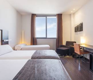 Triple room with views of the oceanogràfic Hotel ILUNION Aqua 4 Valencia Triple room with views of the oceanogràfic Hotel ILUNION Aqua 4 Valencia