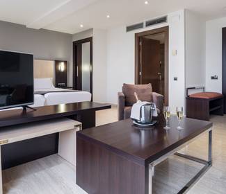 Room junior suite Hotel ILUNION Almirante Barcelona