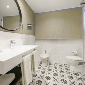 Bathroom hotel ilunion bilbao Bathroom hotel ilunion bilbao