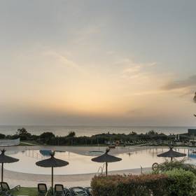 Swimming pool hotel ilunion calas de conil conil de la frontera Swimming pool hotel ilunion calas de conil conil de la frontera