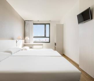 Triple room (3 adults) Hotel ILUNION Valencia 3 Triple room (3 adults) Hotel ILUNION Valencia 3