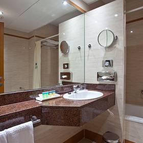 Bathroom Hotel ILUNION Les Corts – Spa Barcelona