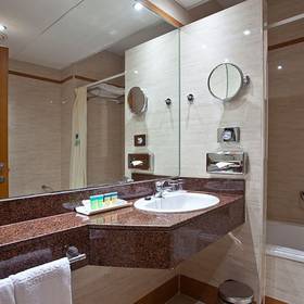 Bathroom Hotel ILUNION Les Corts Spa Barcelona Bathroom Hotel ILUNION Les Corts Spa Barcelona