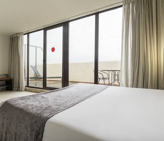 Superior double room with terrace Hotel ILUNION Almirante Barcelona