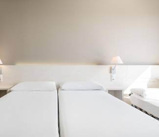 Triple room (3 adults) Hotel ILUNION Valencia 3 Triple room (3 adults) Hotel ILUNION Valencia 3