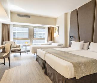 Triple room 2 + 1 Hotel ILUNION Málaga Triple room 2 + 1 Hotel ILUNION Málaga