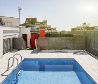 Swimming pool Hotel ILUNION Auditori Barcelona