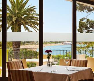Right on the beach hotel ilunion caleta park s'agaró Right on the beach hotel ilunion caleta park s'agaró