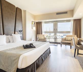 Double room with port view Hotel ILUNION Málaga Double room with port view Hotel ILUNION Málaga