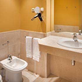 Bathroom Hotel ILUNION Fuengirola Bathroom Hotel ILUNION Fuengirola