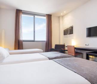 Triple room Hotel ILUNION Aqua 4 Valencia Triple room Hotel ILUNION Aqua 4 Valencia