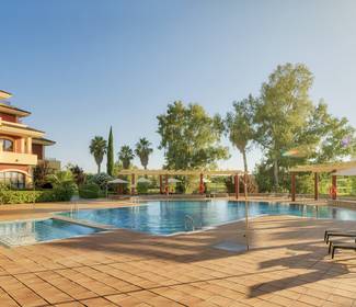 Swimming pool Hotel ILUNION Golf Badajoz