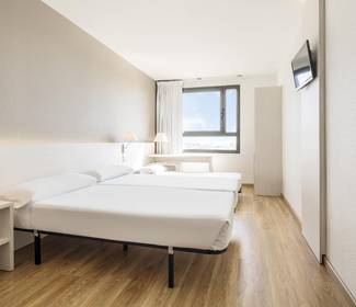 Triple room  (2 adults + 1 child) Hotel ILUNION Valencia 3