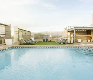 Swimming pool Hotel ILUNION Barcelona Swimming pool Hotel ILUNION Barcelona