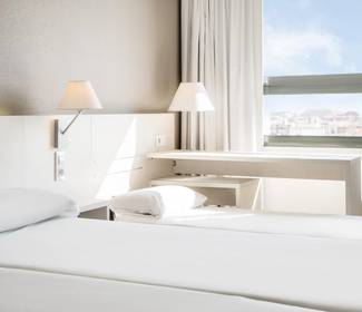 Triple room (3 adults) Hotel ILUNION Valencia 3 Triple room (3 adults) Hotel ILUNION Valencia 3
