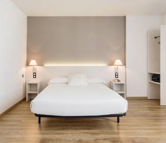 Disabled accessible room Hotel ILUNION Valencia 3